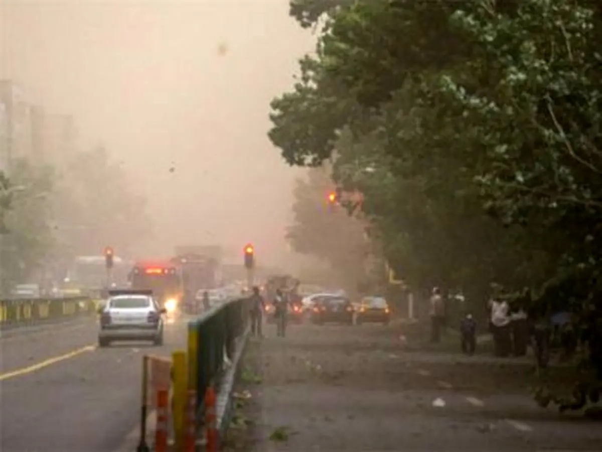 توفان با سرعت حدود 70 کیلومتر بر ساعت تهران را در نوردید