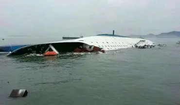 یک کشتی تفریحی حامل ۱۵۰ توریست غرق شد
