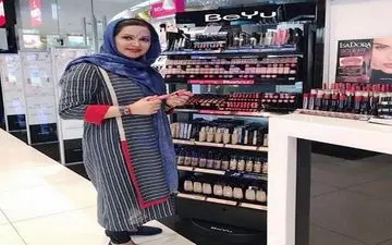 تیپ خانم بازیگر در حال خرید از یک فروشگاه آرایشی+ عکس