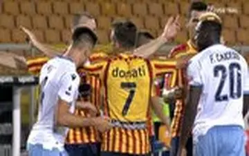 تقلید کردن بازیکن لاتزیو از سوارز و گاز گرفتن بازوی بازیکن حریف، کار دستش داد!