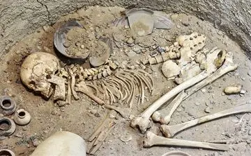 قبری که در پی زلزله سرپل ذهاب دهان باز کرد / داخل این قبر حیرت آور بود!