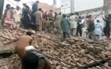 ۱۴ کشته و زخمی در ریزش ساختمان ۳ طبقه در پاکستان