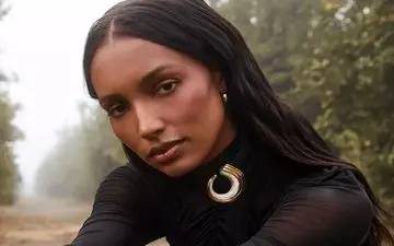 ترند جدید سال 2025: سنجاق سینه و راه‌های استفاده از آن در استایل روزانه