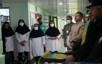 عیادت خادمان حامل پرچم گنبد امام رضا (ع) از بیماران بیمارستان خورموج