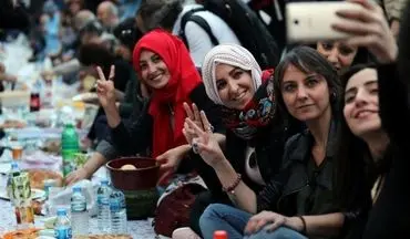 سلفی دختران ترکیه ای در کنار سفره افطار/عکس