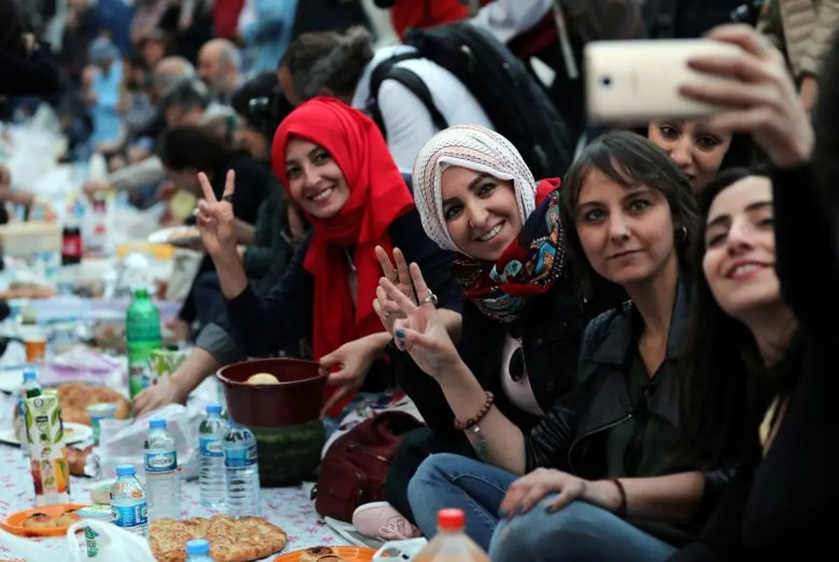 سلفی دختران ترکیه ای در کنار سفره افطار/عکس