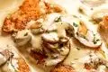 طرز تهیه خوراک قارچ و مرغ با سس کره؛ یک وعده خوشمزه و سریع