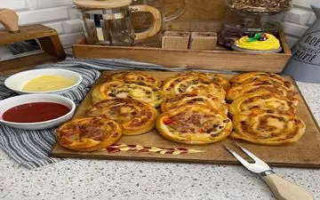 طرز تهیه  پیتزا حلزونی خوشگل و خوشمزه!