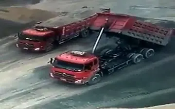 انفجار تریلی هجده چرخ حین تخلیه بار+ فیلم