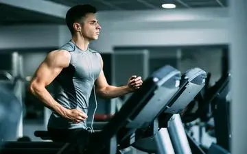 برای آب‌کردن چربی شکم، اول وزنه بزنیم یا هوازی کار کنیم؟ بررسی علمی