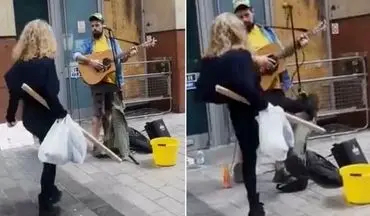 حمله ناگهانی زن عصبانی به نوازنده خیابانی!