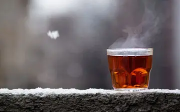 به این دلیل خطرناک چای داغ نخورید