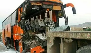 مصدومیت 12 مسافر به دلیل تصادف اتوبوس در زنجان