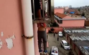 آویزان ماندن کودک خردسال از طبقه چهارم آپارتمان! 