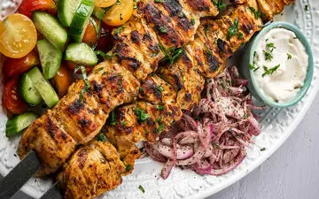 کباب کوبیده مرغ؛ تجربه‌ای متفاوت از طعم کباب با مرغ + ویدئوی آموزشی