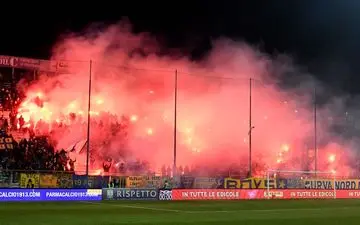 تماشاچیانی که از اشتیاق زیاد، ورزشگاه را به آتش کشیدند! + فیلم