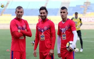 ستاره‌های بزرگ پرسپولیس، نزدیک درهای خروجی باشگاه