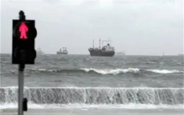 باد شدید اسکله‌های گردشگری قشم را تعطیل کرد