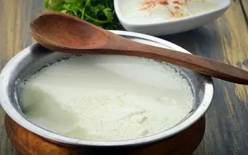 آب روی ماست را بخوریم یا نه؟ بررسی فواید و باورهای رایج