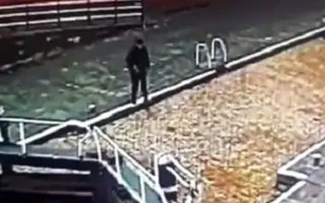 توجه بیش از حد پسر جوان به تلفن همراه جانش را به خطر انداخت +فیلم 