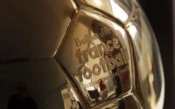 توپ طلای فرانس فوتبال در دست بانوان!