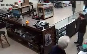 کشتن‌ دزد توسط پیرمرد صاحب‌مغازه با کُلت!+فیلم