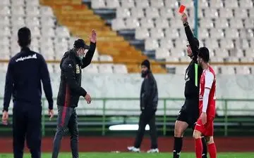 حاشیه بازی صنعت نفت و پیکان| اخراج سرپرست تیم پیکان از زمین بازی
