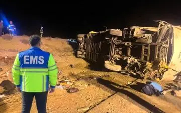 واژگونی اتوبوس تهران - مشهد در گرمسار سه مصدوم برجا گذاشت