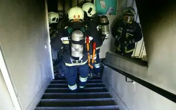 نجات ۱۰ نفر از میان دود و آتش ساختمان اداری - تجاری در بلوار فرحزادی 