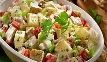 طرز تهیه سالاد سیب زمینی و کرفس و کالباس!