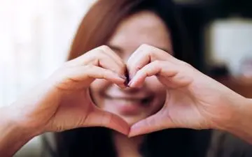 یکی بهت ابراز علاقه میکنه ولی تردید داری بهش! / این ویژگی ها رو اگه داشت بهت دروغ میگه!