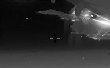 لحظه سبقت جنگنده روس از هواپیمای آمریکایی+فیلم