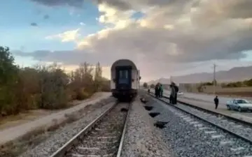 تلفات سنگین گوسفندان در حادثه برخورد قطار مسافربری تهران-تبریز در میانه

