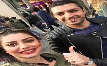 اشکان خطیبی و یکی از طرفدارانش در خارج از ایران/عکس