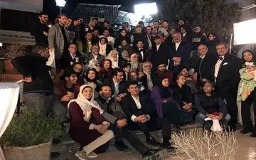 عکس دسته جمعی بازیگران و هنرمندان در آخرین روز فیلمبرداری دیوار به دیوار۲ (عکس)