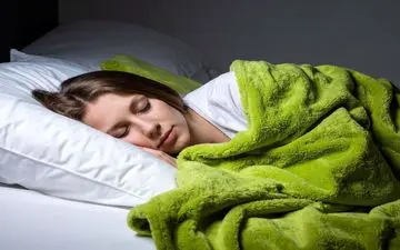 خطرناک‌ترین عادت هنگام خواب شبانه که به قلب شما آسیب می‌زند!