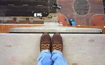  جلوگیری پلیس از خودکشی دختر جوان در پل ولی‌عصر(عج) شیراز