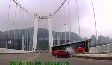 لحظه وحشتناک سقوط اتوبوس به از پل هنگام دعوای راننده و مسافر 