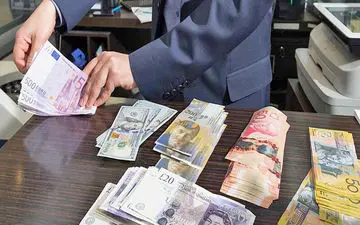 کاهش قیمت‌ دلار و یورو در صرافی‌های بانکی 
