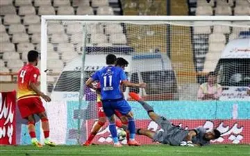 دروازه‌بان فولاد: هواداران استقلال را تحریک نکردم/ جواب زحماتم را با این بازی خوب گرفتم