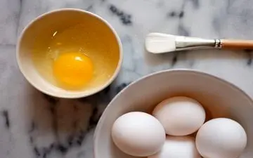 سفیده تخم‌مرغ: راز زیبایی یا یک تله خطرناک؟