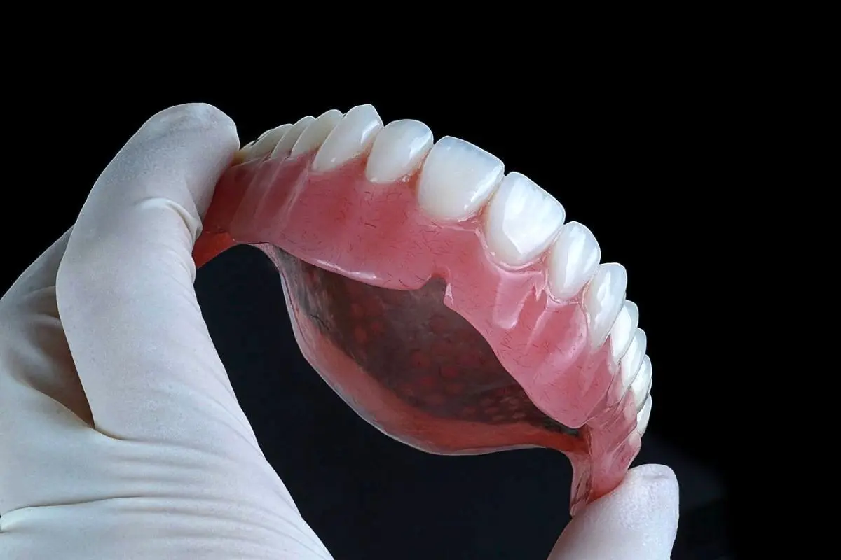 آیا دندان مصنوعی تاریخ مصرف دارد ؟ / هر آنچه که باید از نحوه نگهداری دندان مصنوعی بدانید