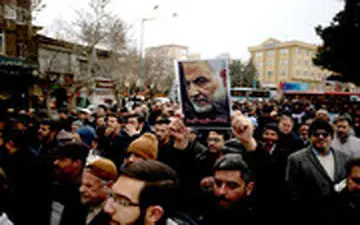  هدیه ویژه کریسمس یک کودک برای آمریکایی ها در مراسم تشییع پیکر سردار حاج قاسم سلیمانی و همرزمان 