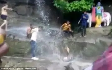 لحظه وحشتناک سقوط مرد جوان از آبشار حین گرفتن سلفی+فیلم