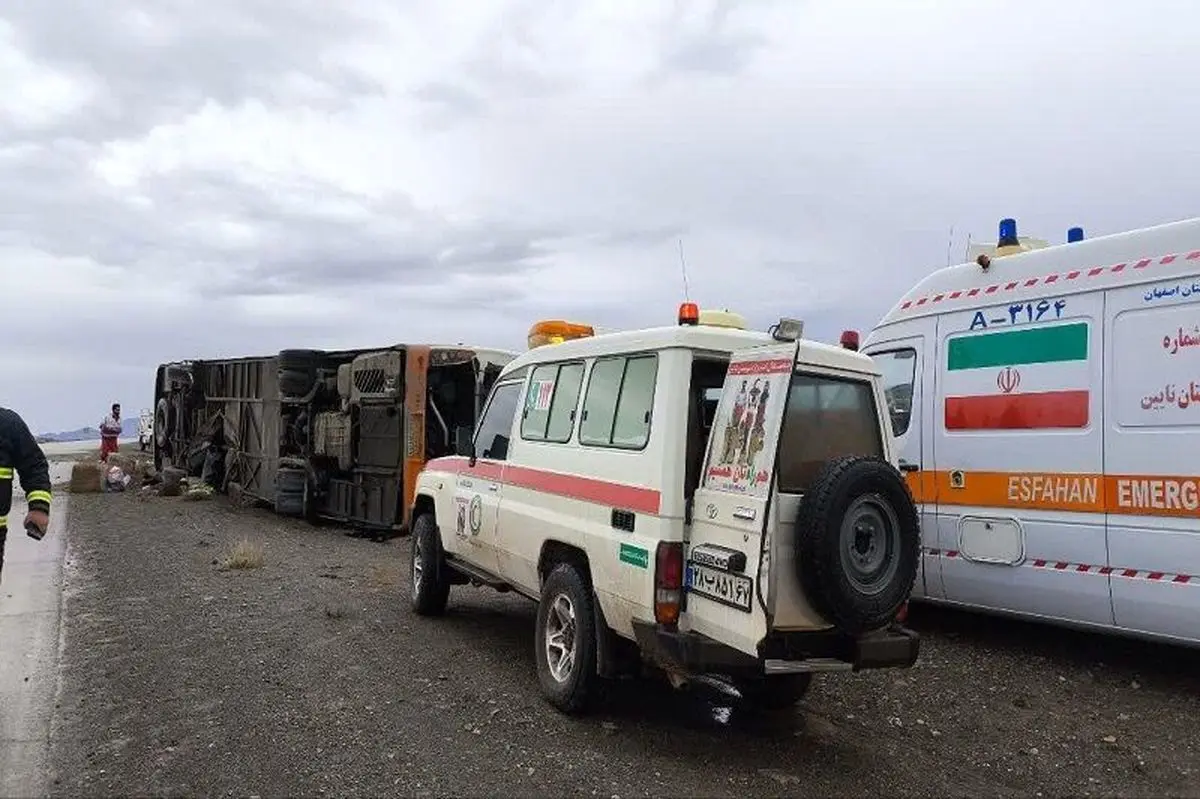 جاده‌های شرق اصفهان دوباره صحنه حادثه شدند؛ واژگونی اتوبوس و ۱۹ مصدوم