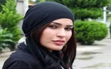 سلفی زیر آبی خانم بازیگر در حال غواصی