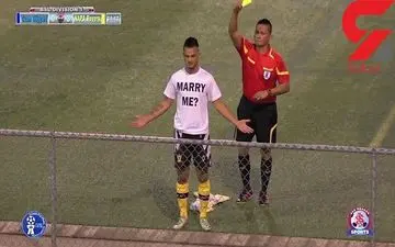 خواستگاری آقای گل هنگام بازی فوتبال از دختر تماشاچی / داور کارت زرد داد!+فیلم 