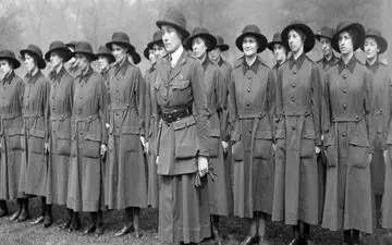 لباس‌هایی که تاریخ را بافتند؛ قصه‌ی زنانی در حاشیه‌ی جنگ