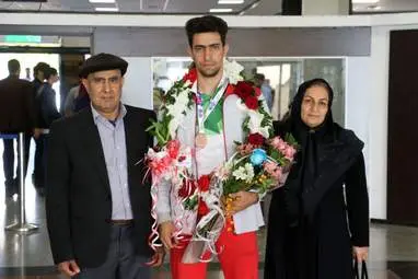 مراسم استقبال از احمد سجادی نفر سوم مسابقات آسیا در فرودگاه كرمانشاه