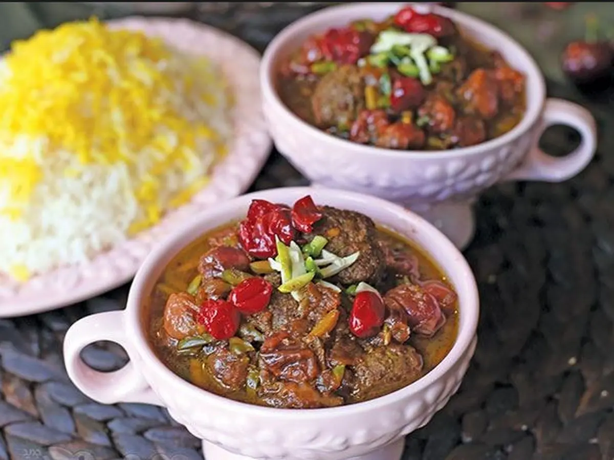 خورشت آلبالو با گوشت گوساله؛ راز طعم ترش و دلچسب (نکته: هسته آلبالو را جدا کنید!)